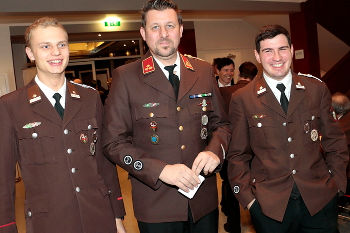 Nach der Begrüßung durch Hauptbrandinspektor Franz Sommer baten die Feuerwehrmänner und Feuerwehrfrauen, elegant mit Rosen in der Hand, zum Tanz.