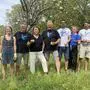Umweltlandesrätin Lackner (3.v.l.) besichtigte mit Mitgliedern des Blaurackenvereins eine Streuobstwiese in Straden 