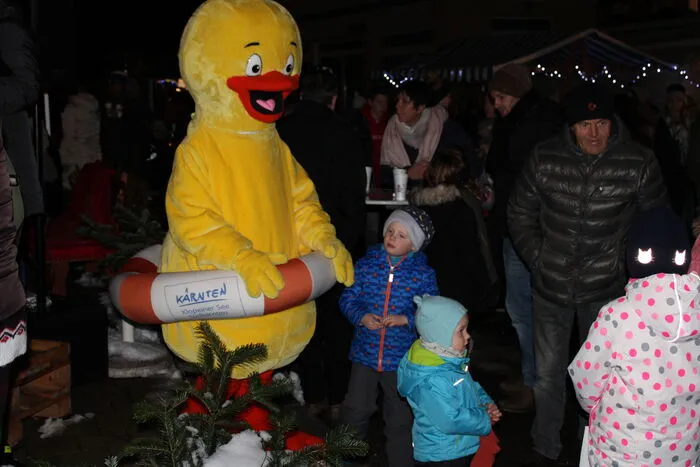 Auch Maskottchen Ente Elsa zeigte sich beim Weihnachtszauber