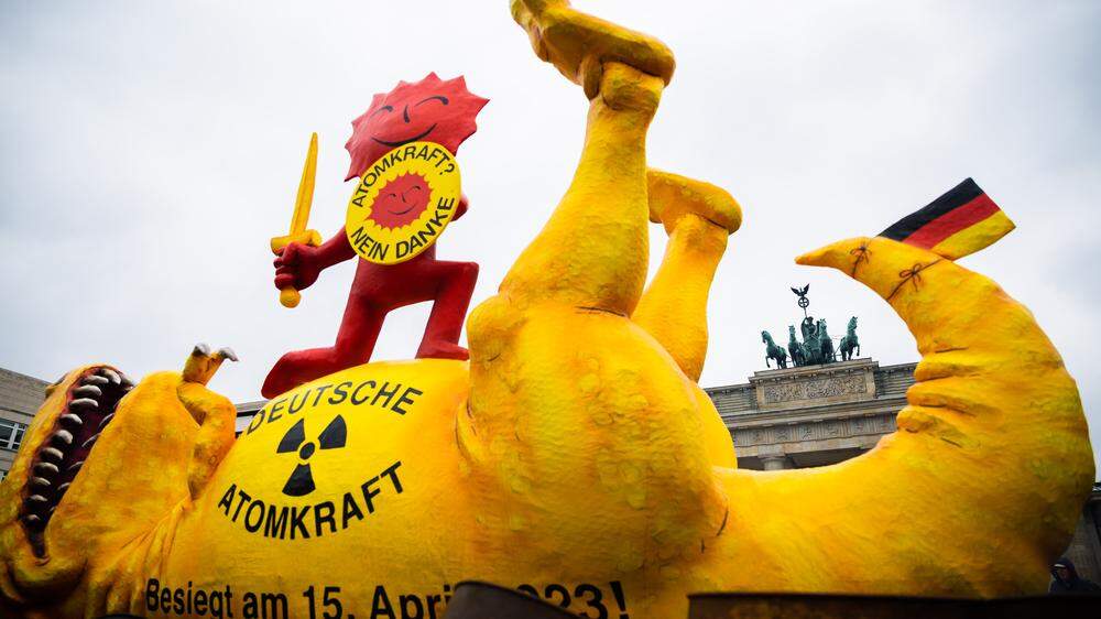 Greenpeace feiert vor dem Brandenburger Tor das Aus der Kernkraftwerke 