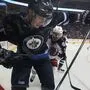 Bei einem Spiel der Columbus Blue Jackets (im Bild eine Spielszene aus 2015) gegen die Calgary Flames starb 2002 eine 13-Jährige. Seither werden Zuschauer durch hohes Plexiglas und Netze geschützt 