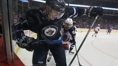 Bei einem Spiel der Columbus Blue Jackets (im Bild eine Spielszene aus 2015) gegen die Calgary Flames starb 2002 eine 13-Jährige. Seither werden Zuschauer durch hohes Plexiglas und Netze geschützt 