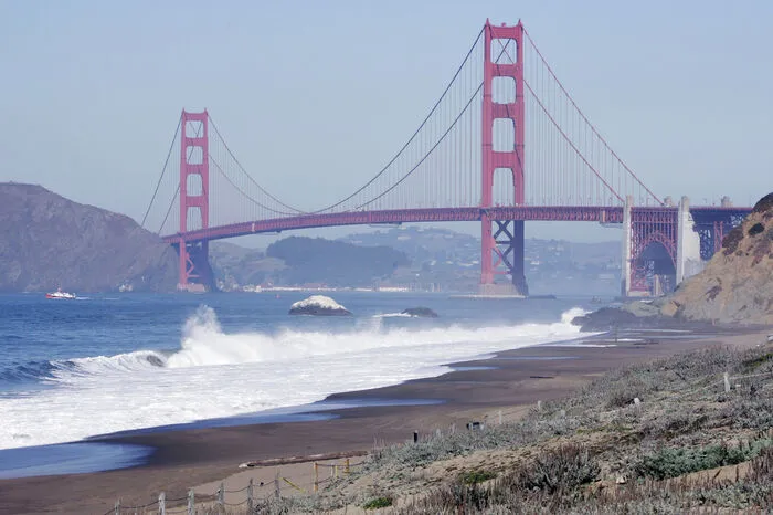 Die technischen Schwierigkeiten schienen zu groß: die Gezeitenströmung in der Bucht von San Francisco, das Erdbebenrisiko, die Stürme. Strauss fand schließlich einen Geldgeber in Person von Amedeo Peter Giannini mit seiner 1904 gegründeten Bank of America. 1933, als die USA ihre schlimmste Wirtschaftskrise durchmachten, wurde das Projekt gestartet. 1.500 Männer fanden vier Jahre lang Arbeit.