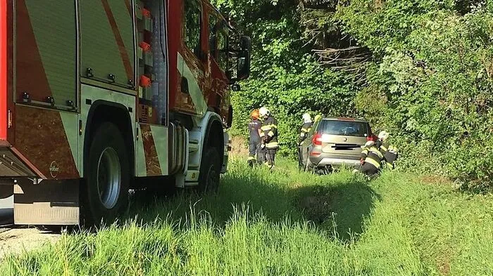 Die Feuerwehren bargen das Fahrzeug