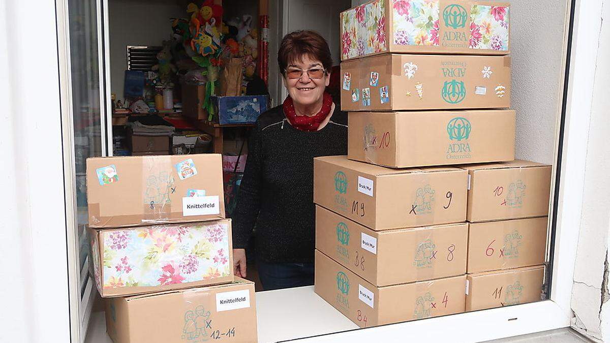 Felicitas Haring verschenkt heuer wieder Weihnachtspackerl für notleidende Kinder in der Region.