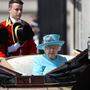 Ganz in Türkis gekleidet kam die Queen mit der Kutsche zu dem Spektakel auf der Horse Guards Parade in der Nähe des Buckingham-Palasts, um die Truppen zu inspizieren