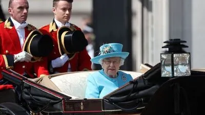 Ganz in Türkis gekleidet kam die Queen mit der Kutsche zu dem Spektakel auf der Horse Guards Parade in der Nähe des Buckingham-Palasts, um die Truppen zu inspizieren