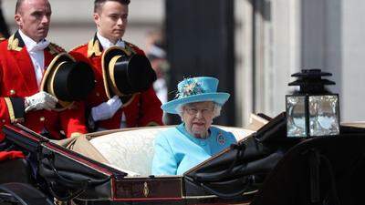 Ganz in Türkis gekleidet kam die Queen mit der Kutsche zu dem Spektakel auf der Horse Guards Parade in der Nähe des Buckingham-Palasts, um die Truppen zu inspizieren