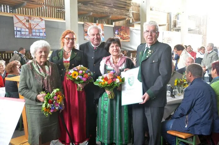 Drei Generationen: Elfriede und Elisabeth Hutter, Landeshauptmann Hermann Schützenhöfer, Gerlinde und Adolf Hutter (von links).