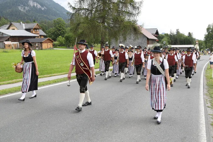 Ein farbenfrohes Fest mit zahlreichen Trachten-, Musik- und Schnazlergruppen der Region - und mit mehr als 10.000 Besuchern