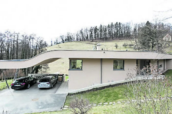 Auf der Zufahrtsseite präsentiert sich das Haus eingeschoßig.