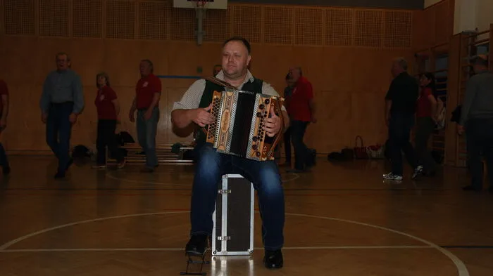 Die Probe wird immer von einem Musikanten begleitet.