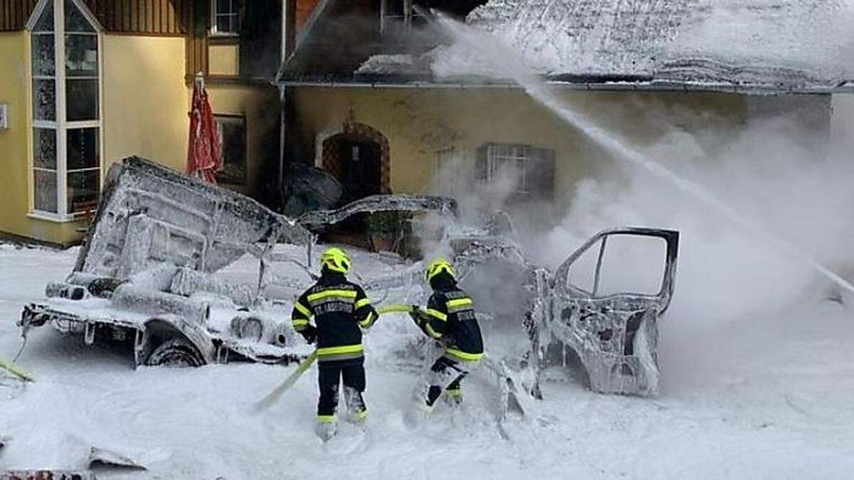 Das Übergreifen des Brandes auf das Gasthaus konnten die Feuerwehren verhindern