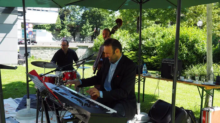 Den sonnigen Start in den Sonntag nutzten viele, um im Klagenfurter Norbert-Artner-Park neben dem Stadttheater einem kostenlosen Konzert von Tonč Feinig beizuwohnen.