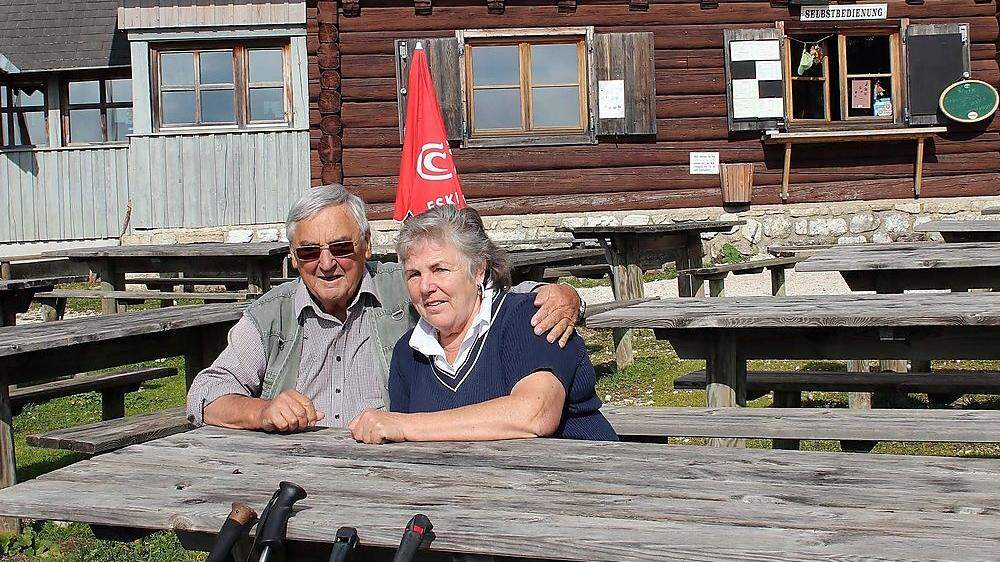 Sagen jetzt nach zehn Jahren der Eisenkappler Hütte „Adieu“: Hermine und Anton Jernej 