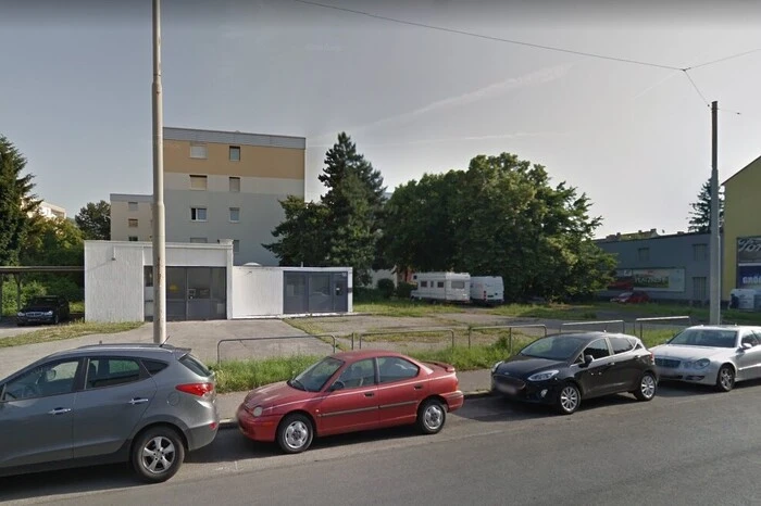 ... dieser unscheinbare Parkplatz wurde von den Ausstattern in "Dirschl Car's" (sic!) verwandelt.