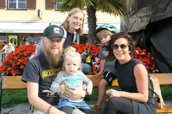 Jürgen hält Lou fest, Lisa und Jul fieberten mit Angelika mit