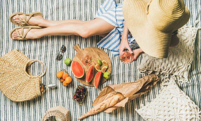 Brot, Obst, Wein: Bereite dir beim Picknicken ein fürstliches Mahl
