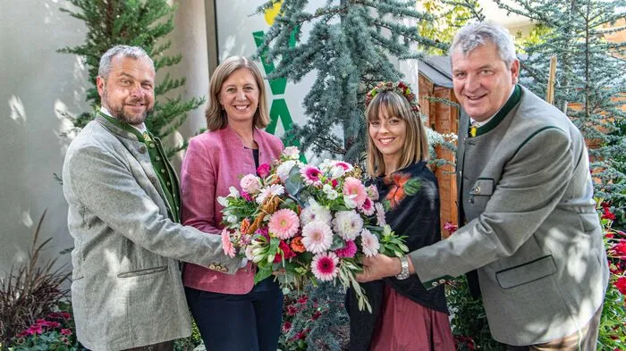 Am Mittwoch wurden in Fernitz-Mellach die Preisträger des Landesblumenschmuckbewerbs geehrt. Im Bild: Bürgermeister Robert Tulnig, Landesrätin Barbara Eibinger-Miedl, Sabine Omann und Ferndinand Lienhart