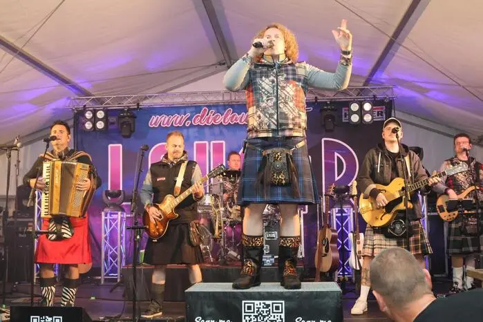 Und so verwandelte sich Kappel in eine Bühne voller Stimmung, Beats und echter Feierlaune. Mit ihren mitreißenden Hits, steirischem Charme und jeder Menge Energie sorgten „Die Lauser“ für eine Show, bei der garantiert niemand lange stillstand. Ob Lederhose, Dirndl oder Partyoutfit – hier traf Tradition auf Vollgas-Entertainment. 