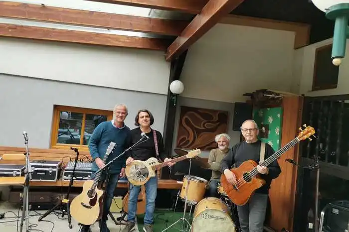 Im Café Schwindhackl spielte die Gruppe Thanx.