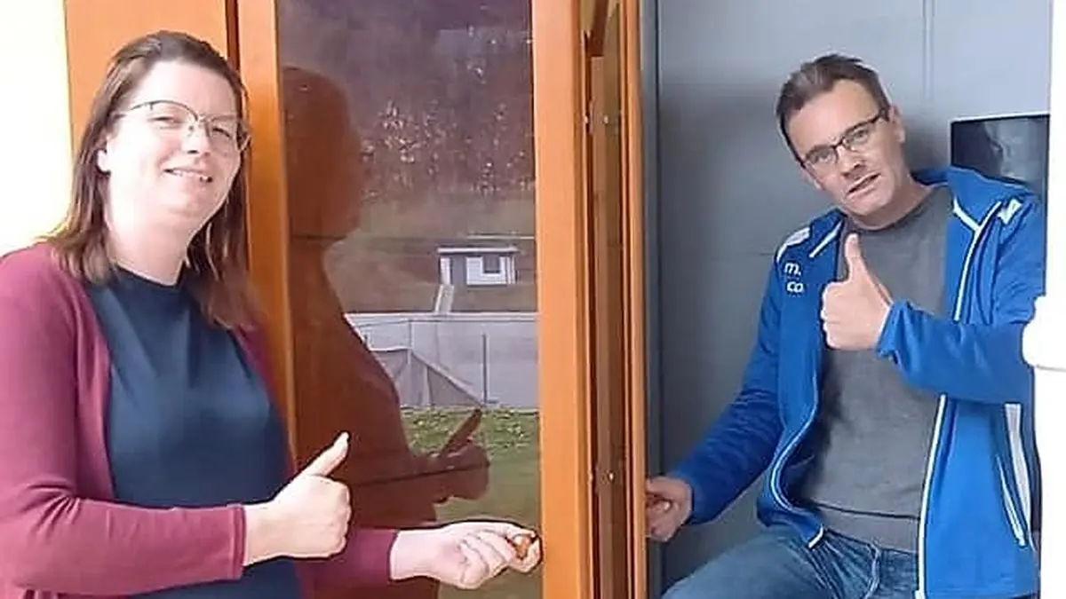 Claudia und Bernhard Krobath betreuen das neue Brotregal des Vereins „Together“ in Lavamünd 