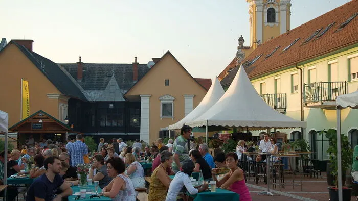 Zahlreiche Besucher genossen das internationale Flair inmitten der historischen Kulisse. Der Verein "Folkspartie" mit Obmann Martin Wratschko, die Partner-Betriebe und Helfer freuten sich über den großen Zuspruch und ein gelungenes Event.