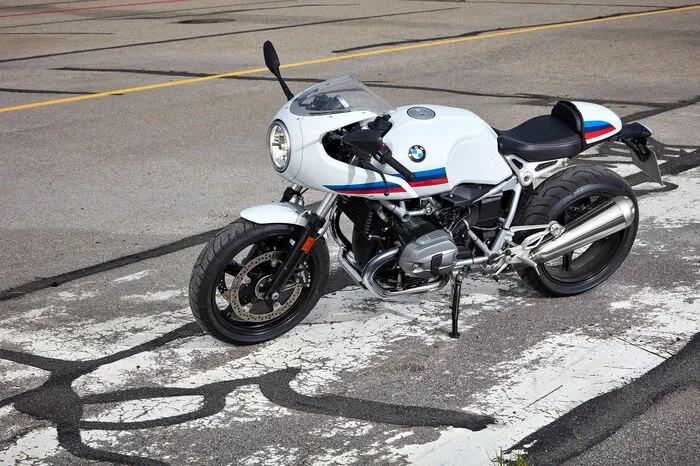 Besonders cool sieht die Racer in der Farbe Lightwhite, kombiniert mit einem an die früheren BMW-Motorsport-Farben angelehnten Dekor, aus. Der in Aluminium-Silber lackierte Rahmen stellt seine Architektur im Kontrast zum schwarz gehaltenen Antriebsstrang.