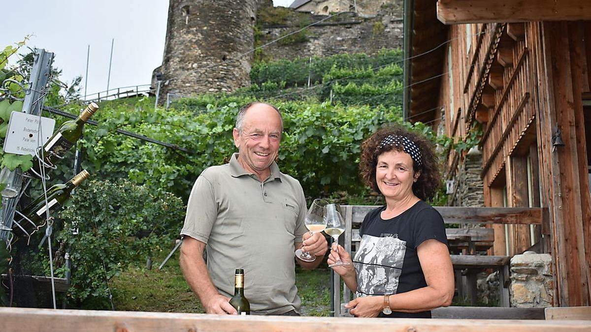  Maria und Franz Laßnig betrieben einen Heurigen bei der Burg Glanegg, serviert wird eigener Wein