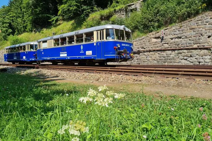 welche die Gäste auf der steilsten Normalspurbahn der Europäischen Union durch die wunderschöne Landschaft brachte.