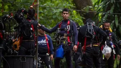 Die Buben erhalten in der Höhle Tauchunterricht