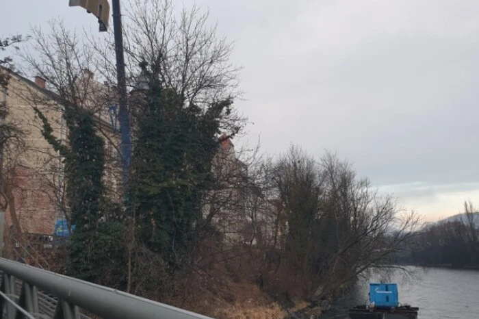 ... der neue Rammschutz für die Grazer Murinsel wird angeliefert.