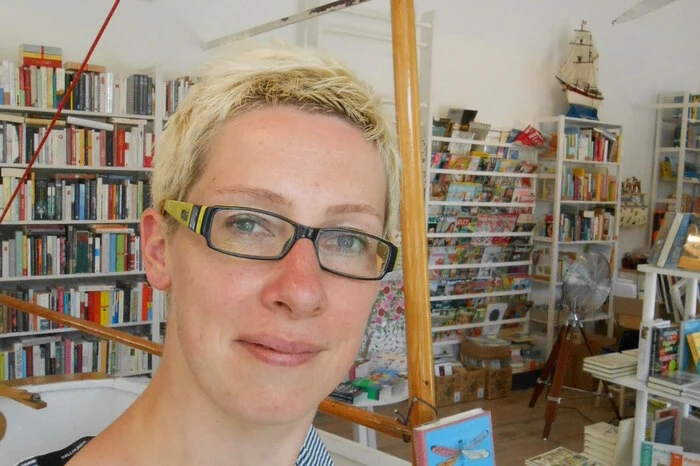 "Büchersegler"-Inhaberin Bea Baumann freut sich: "Es gibt heuer kein Sommerloch. Und was mir besonders gut gefiel: Als Belohnung fürs gute Zeugnis durften sich viele Kinder ein Buch aussuchen. Sehr fein!"