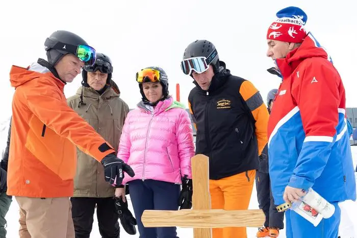 Und man gedachte auch denen, die nicht mehr dabei sein: Dem eine Woche vor der WM in Salzburg in Wengen verstorbenen Gernot Reinstadler, der drei Jahre später in Garmisch tödlich verunglückten Uli Maier und dem bei einem Autounfall getöteten „Helden“ von Saalbach, Rudi Nierlich.