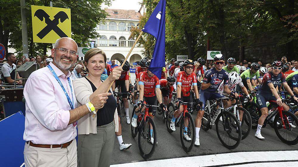 Vize-Bürgermeisterin Judith Schwentner gab gemeinsam mit Hauptsponsor Udo Müller das Rennen der Herren frei
