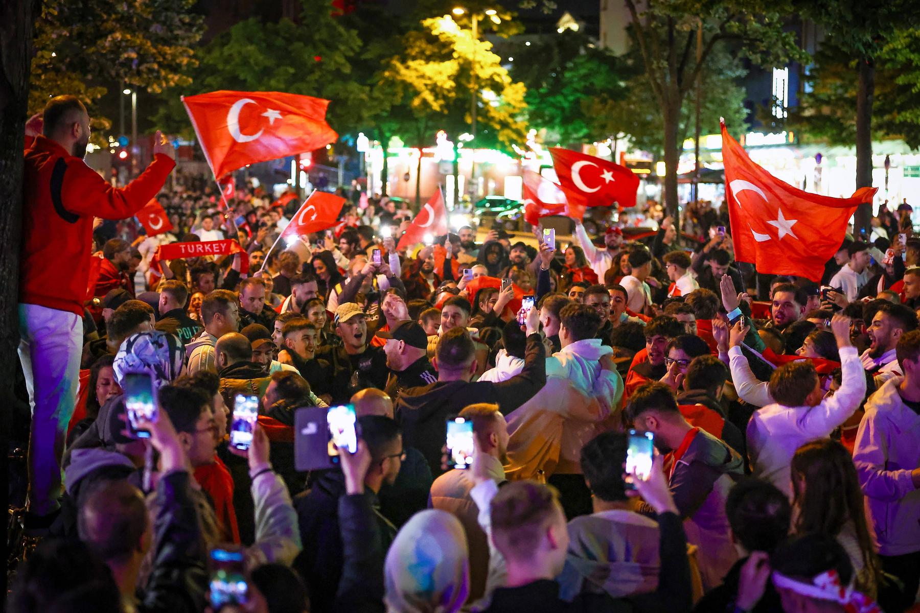 Respektbekundungen und Autokorsos: Türkische Fans feiern Sieg frenetisch in Österreich