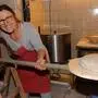 Dragica Habich bäckt ihr Brot im hauseigenen Holzofen