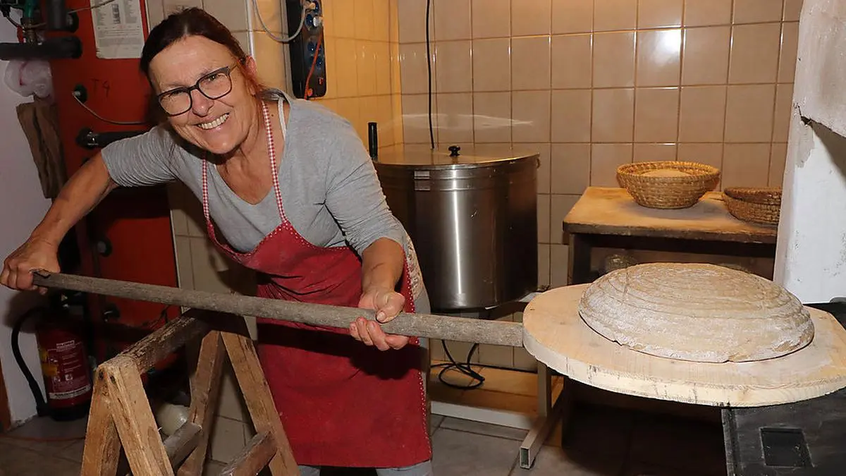 Dragica Habich bäckt ihr Brot im hauseigenen Holzofen