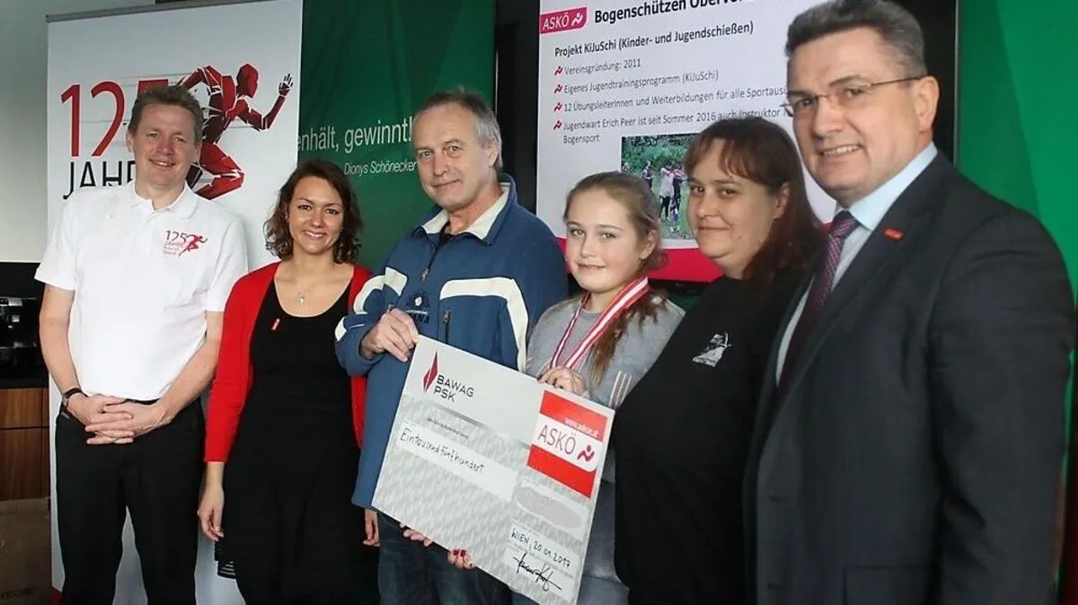 Jugendwart Erich Peer (Mitte) nahm den Preis in Wien entgegen