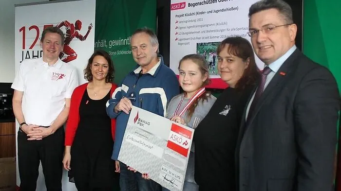 Jugendwart Erich Peer (Mitte) nahm den Preis in Wien entgegen