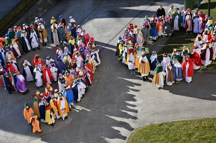 90 Gruppen der Pfarre Weiz waren in unzähligen Haushalten unterwegs. Hier ein Gruppenbild mit dem Symbol der Anzahl der Gruppen.
