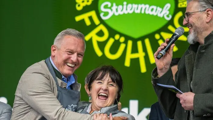 Kochen verbindet: Landeshauptmann Mario Kunasek gemeinsam mit Vize-LH Manuela Khom (und Thomas Axmann)
