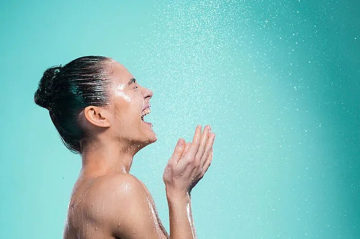 Duschen. Wenn die Temperaturen steigen, duscht man am besten lauwarm. Um Schweißgeruch zu vermeiden, empfehlen Experten, die Haare unter den Achseln zu entfernen, weil sie die Geruchsausbreitung begünstigen und Bakterien ideale Lebensbedingungen bieten. Auch den Füßen sollte man eine Sonderbehandlung gönnen und so oft wie möglich barfuß gehen, um Schwitzen vorzubeugen.
