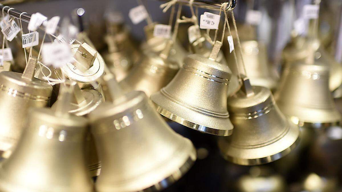 Zahlreiche Betriebe profitieren von der Kirche als Geschäftspartner - etwa auch die traditionsreiche Glockengießerei Grassmayr in Innsbruck