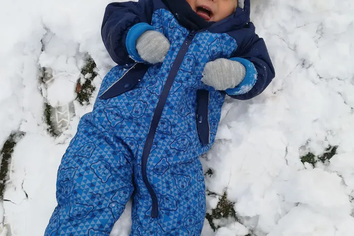 Felix ruht sich im Schnee aus - und es macht sichtlich Spaß.