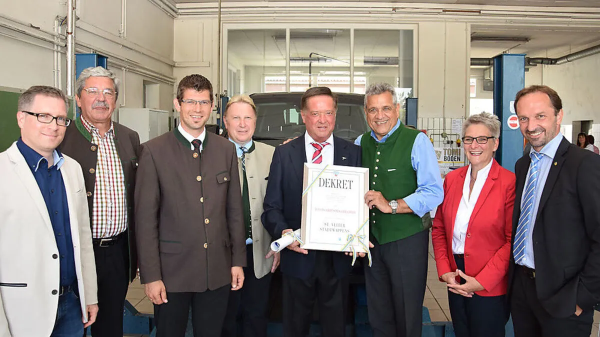 Friessnegger darf jetzt das Stadtwappen führen 