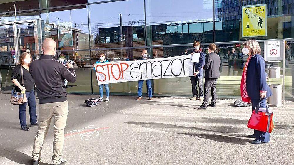 Anrainer protestierten auch vor der Stadthalle, in der der Grazer Gemeinderat tagte gegen den Paket-Riesen.