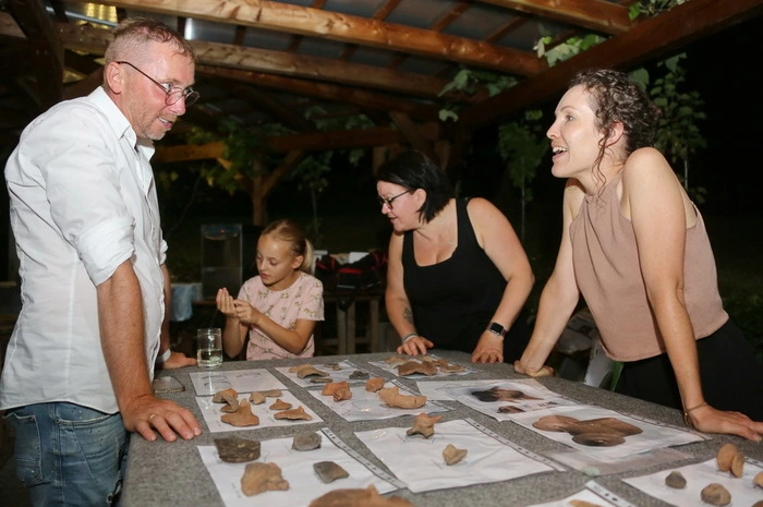 Die Fundstücke wurden von den Archäologen beim 2. Grabungfest am Marktplatz präsentiert.