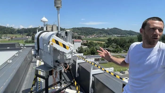 Auf dem Flachdach des Niceshops-Hauptquartiers in Paldau befindet sich die neueste Station des 3D-Forschungslabors: Das Radiometer misst neben Temperatur und Luftfeuchte auch Wasserdampf, beispielsweise in Gewitterzellen. Direkt dahinter ein sogenanntes Global-Navigation-Satellite System