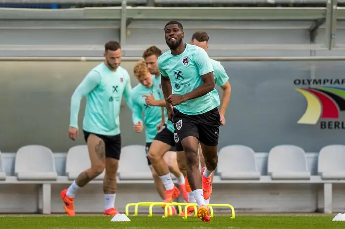 Kevin Danso führt die Gruppe über die Koordinationshürden an